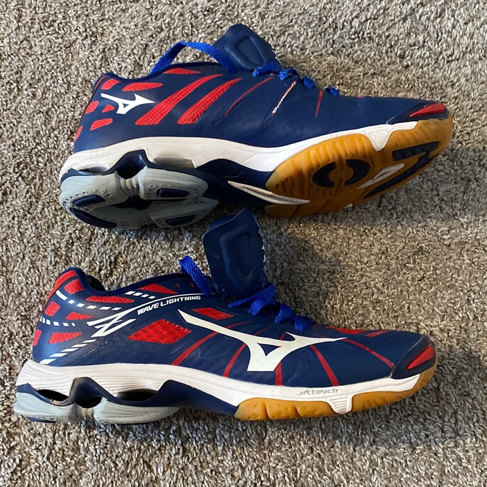 mizuno woman’s size 9.5 volleyball shoe colors red/blue
